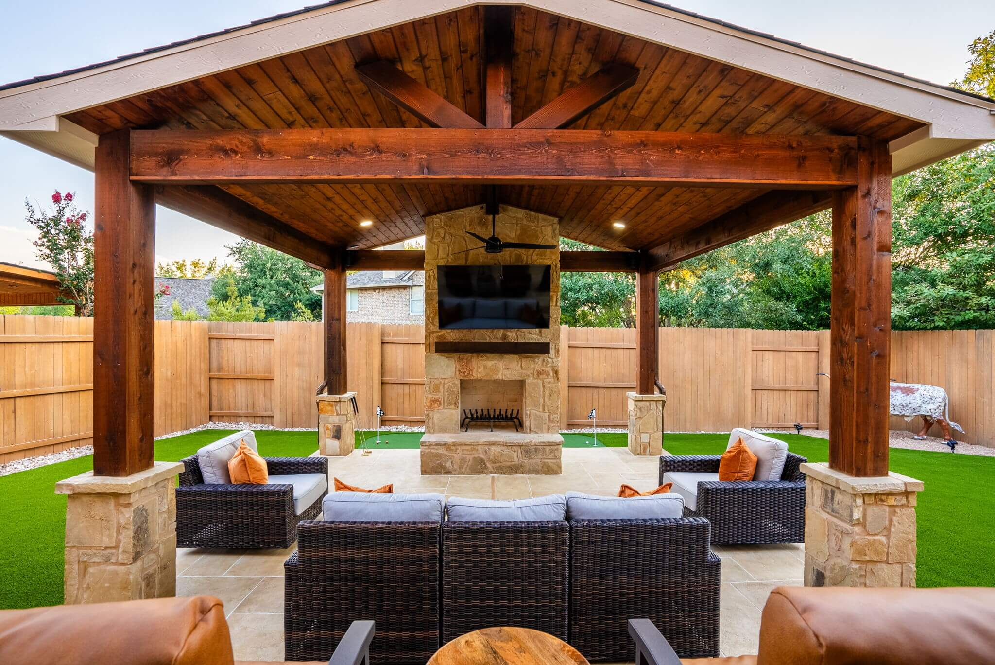 Deck Railing & Pergola Builders: Roofed & Sun Options